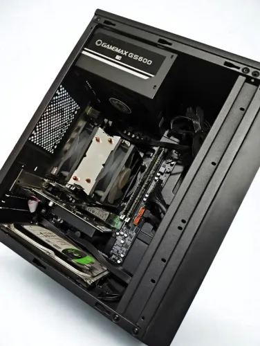 Servidor Xeon E5 2680 V4 com 14 núcleos, 28 threads, 64GB RAM ECC, SSD NVMe 1TB + HD 1