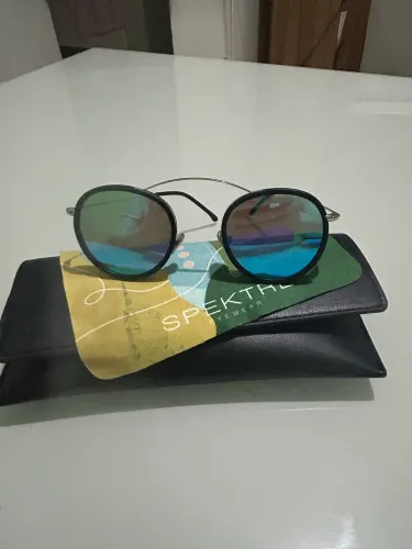 ÓCULOS DE SOL SPEKTRE. NUNCA FOI USADO. DE R$ 3.446,00 POR R$ 1.200,00.