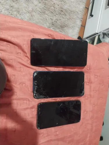 3 celulares com defeitos pra retirada de peças
