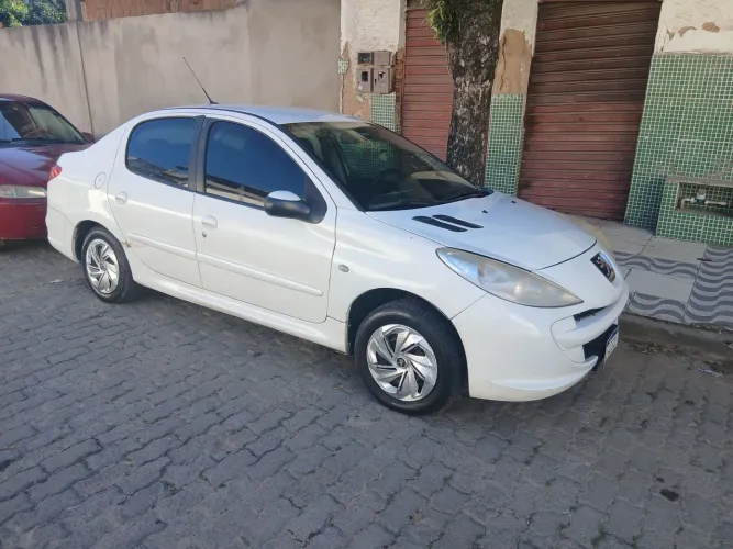 Peugeot 207 Sedan Passion XR 1.4 Flex 8V 4P 2013