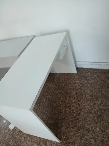 Mesa de Escritório Branca - Moderna e Compacta