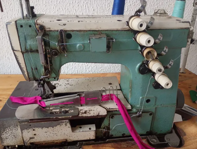 Máquina de costura colarete