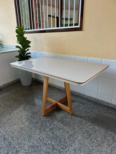 Mesa moderna vidro off white pés madeira maciça