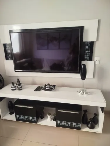 Vendo painel de tv , rack e aparador.