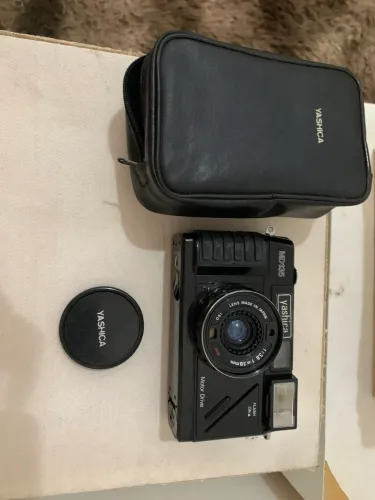 Máquina Fotográfica YASHICA Retrô