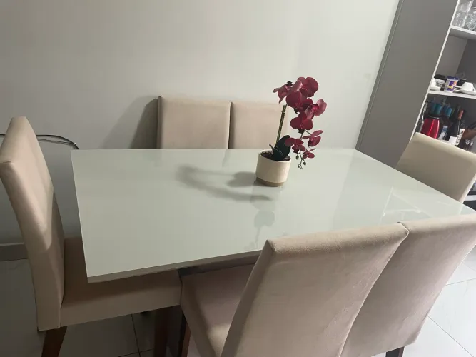 Conjunto sala de jantar 6 lugares, retangular, tampo de vidro, cor off-white