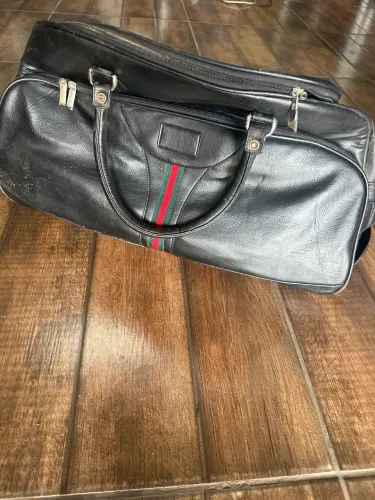 Bolsa de couro preta com rodinhas