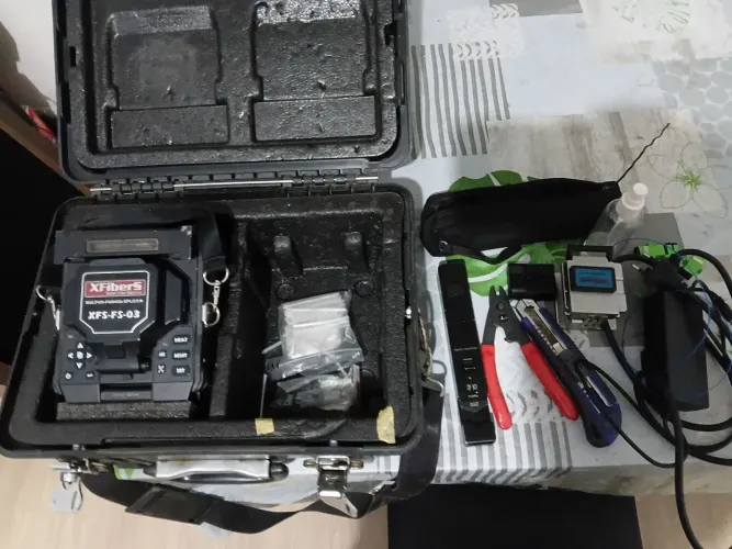 Máquina de fusão completa e identificador de fibra ativa.