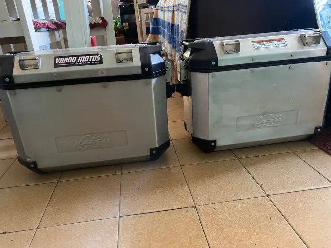 Vendo par de baús laterais de alumínio para motocicleta.