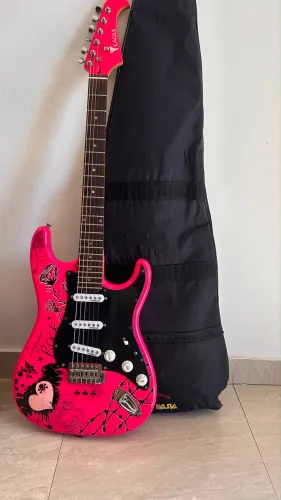 Guitarra Eagle Stratocaster + Amplificador Mackintec MAXX 15 + Capa
