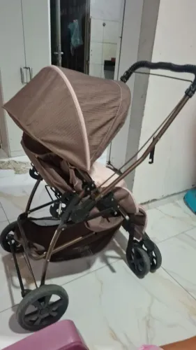 Vendo carrinho de bebê pouco usado, cinto de segurança em ótimo estado, completo e ótimo.