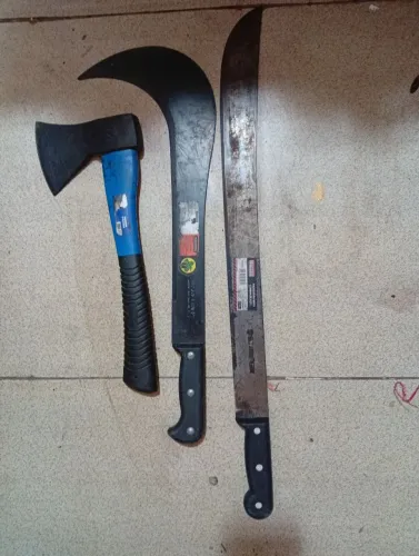 Kit três ferramentas para jardinagem. Foice cabo curto, machadinha cabo de fibra e facão