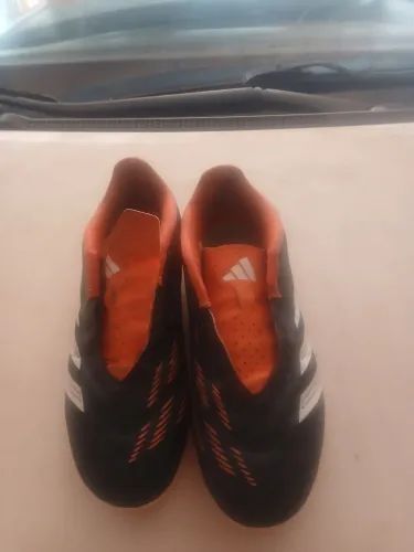 Chuteira adidas excelente e perfeitamente