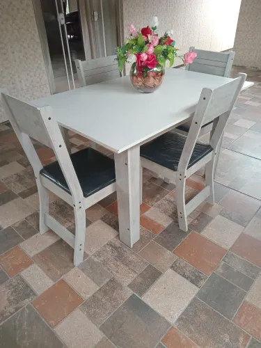 Mesa com 4 cadeiras