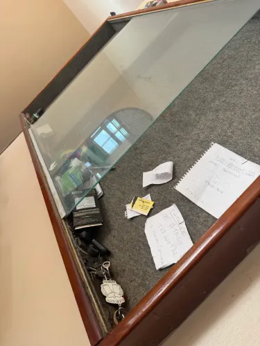 2 vitrines de madeira , com portas em vidros