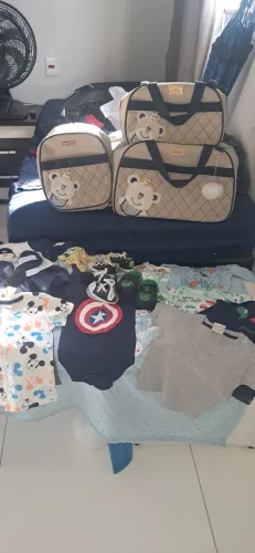 roupas e bolsas de bebê