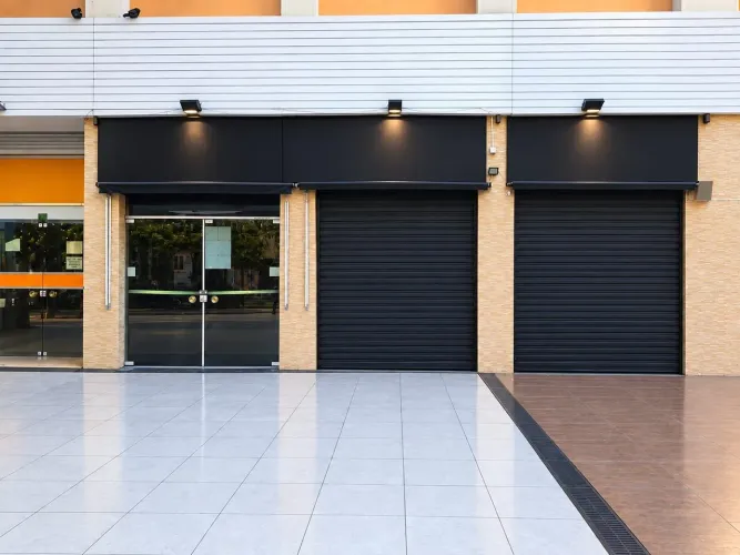 LOJA COMERCIAL COM 3 PORTAS PARA RUA- CENTRO GUARUJÁ ( EXCELENTE LOCALIZAÇÃO)