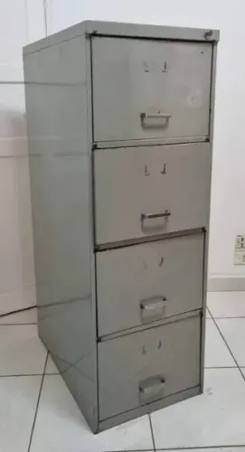 VENDO ARQUIVO DE AÇO COM 3 GAVETAS EM BOM ESTADO!