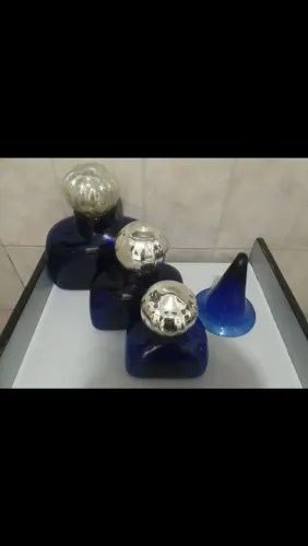 peças decorativas em vidro azul cobalto em forma de frascos de perfume