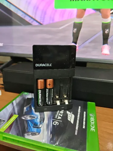 Carregador Duracell com 4 pilhas recarregáveis 