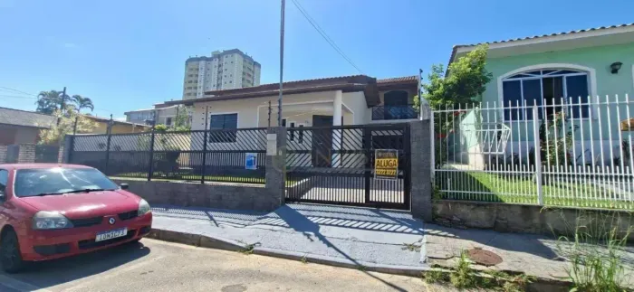 Casa com 4 quartos e 3 vagas para Alugar em São José/SC!