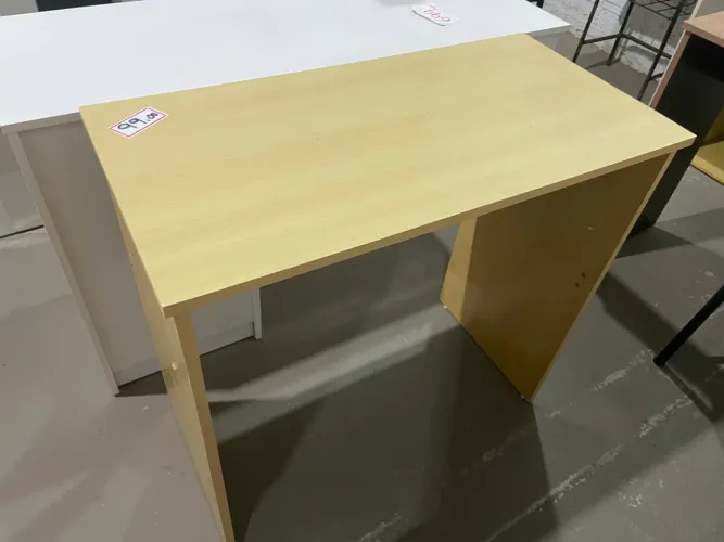 Mesa estudo 84x42x81 usada em bom estado
