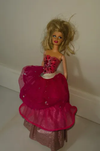 Boneca Barbie Moda e Magia 