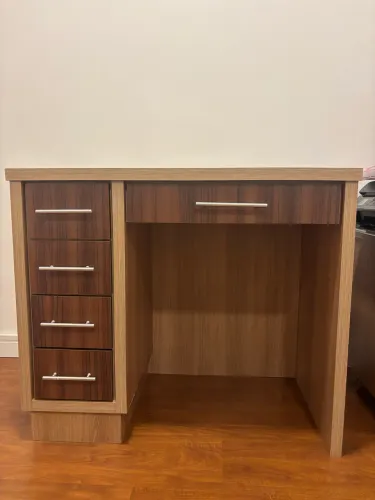 Escrivaninha com gavetas/ Gaveteiro