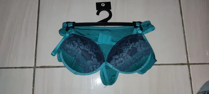 Kit de lingerie ciano/azul, novo em perfeito estado  com estampa de flor. No cabide  P