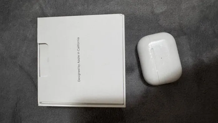 Airpods pro 2, em perfeitas condições, com todos os silicones e cabo. R$1000