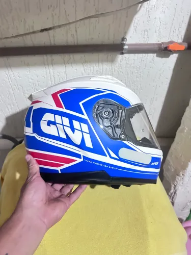 2 capacetes Capacete GIVE e Gike tamanho 63 e 60