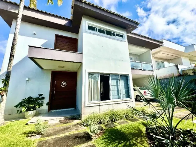 No coração do exclusivo Condomínio Outeiro da Glória, esta residência traduz com elegância