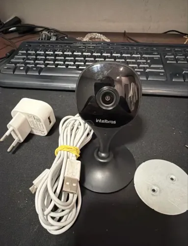 Duas câmeras Intelbras Wi-Fi branca e preta