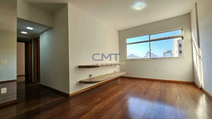 Apartamento com 2 quartos (1 suíte), 90m², 1 vaga e portaria 24h na Savassi