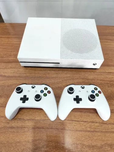 Xbox one s 500 gigas 2 controles originais, GTA5 E FC26 digital na memória