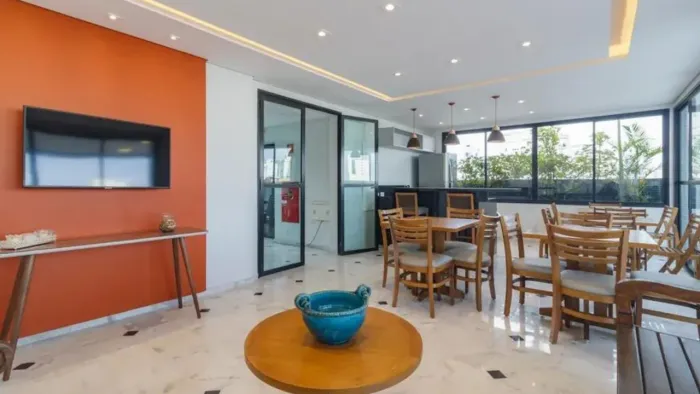 Moema Pássaros: apartamento reformado, andar alto e 2 vagas em torre única