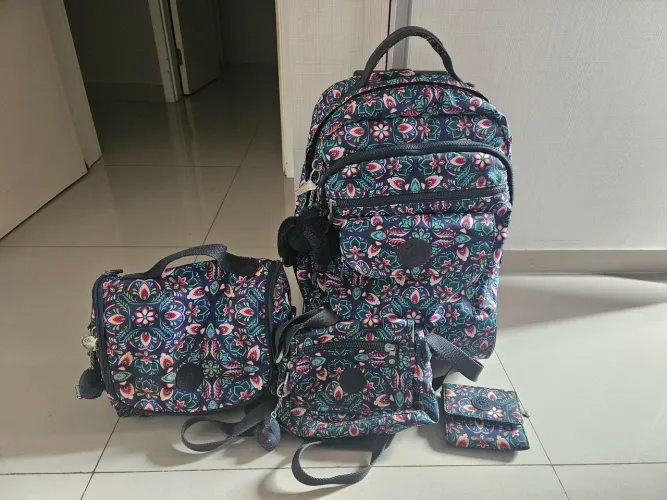 Mochila de rodinha ,bolsa, lancheira e carteira kipling