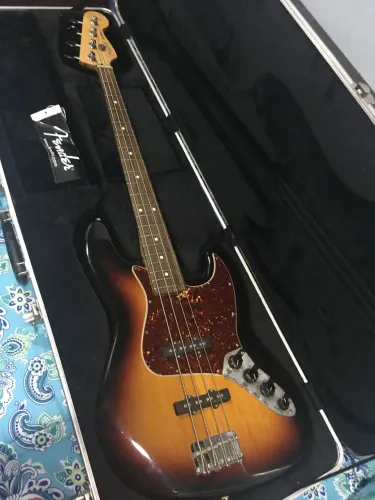 Baixo fender mexicano