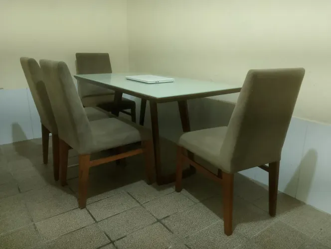 Mesa tampo de vidro com 4 cadeiras, retangular