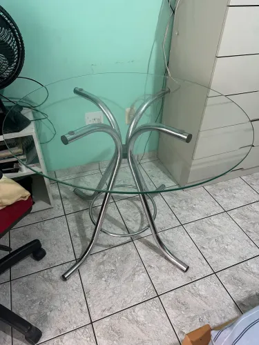 CONJUNTO MESA DE VIDRO COM 4 CADEIRAS - R$ 650,00