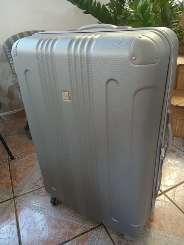 Mala de 33kg prata de 4 rodas rígida