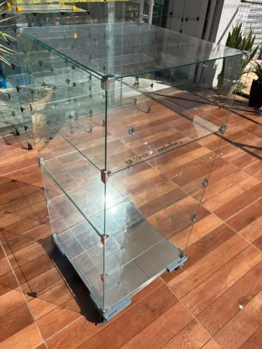 Balcão de vidro com rodinhas