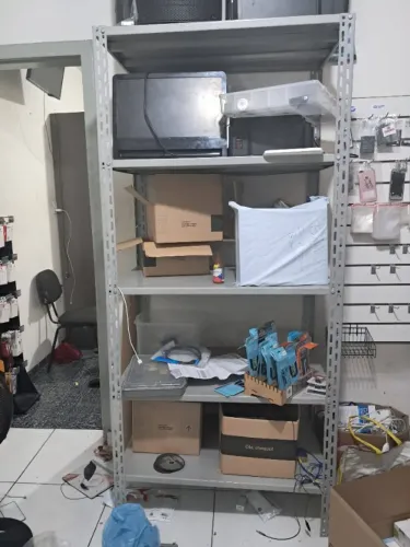 Lote de Estantes de Ferro Reforçadas - 1,90m de Altura