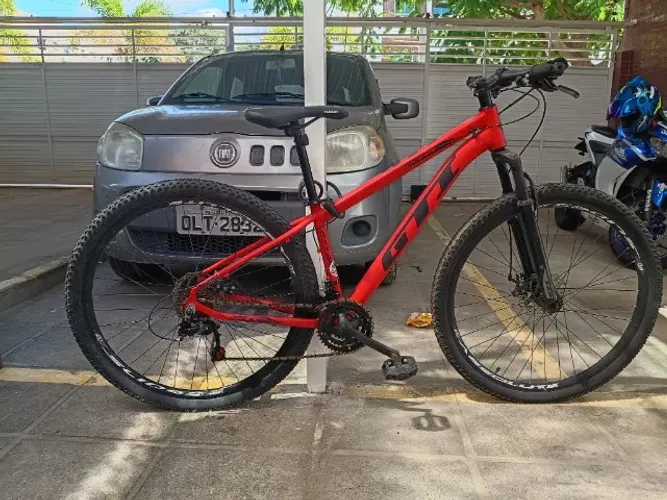 Bicicleta GTI laranja com suspensão 