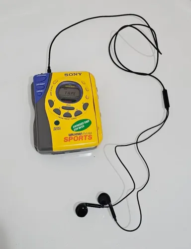 Walkman Sony Sports WM-FS493 Amarelo Com Fone - Ligando (Para Manutenção)
