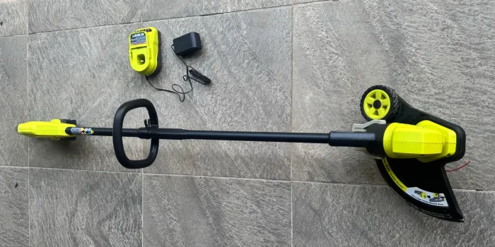 aparador de grama RYOBI ONE+ 18V kit inclui bateria e carregador.