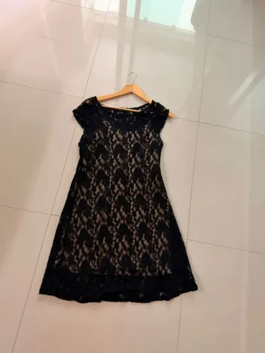 Vestido preto de renda curto