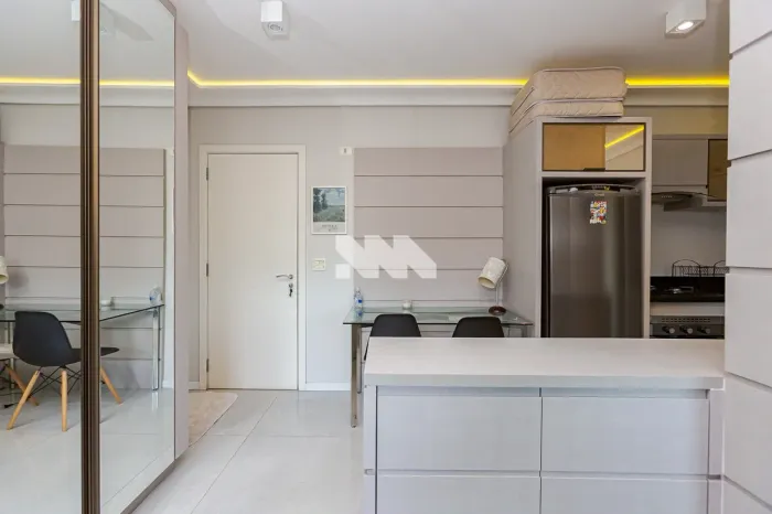 Studio mobiliado à venda no Alto da Rua XV. Seu investimento certo.