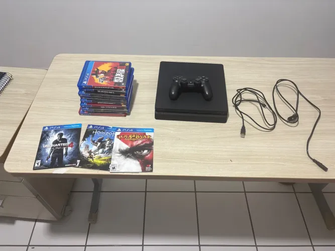 PS4 Slim em excelente estado + 12 jogos + controle e cabos