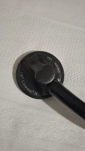 Estetoscópio é um modelo 3M Littmann Master Cardiology